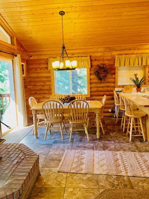 Adventure Awaits 3King Bed,2Bath Log Cabin In Heart Of Duck Creek Village! Exterior foto